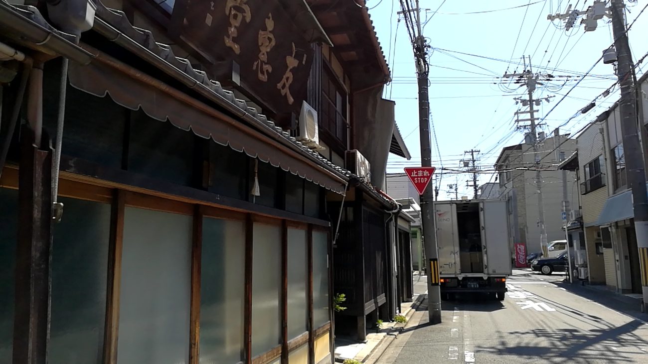 止まれの標識に英語表記追加 京都の教習所 京都で運転免許とるならきんき安全自動車学校 公式